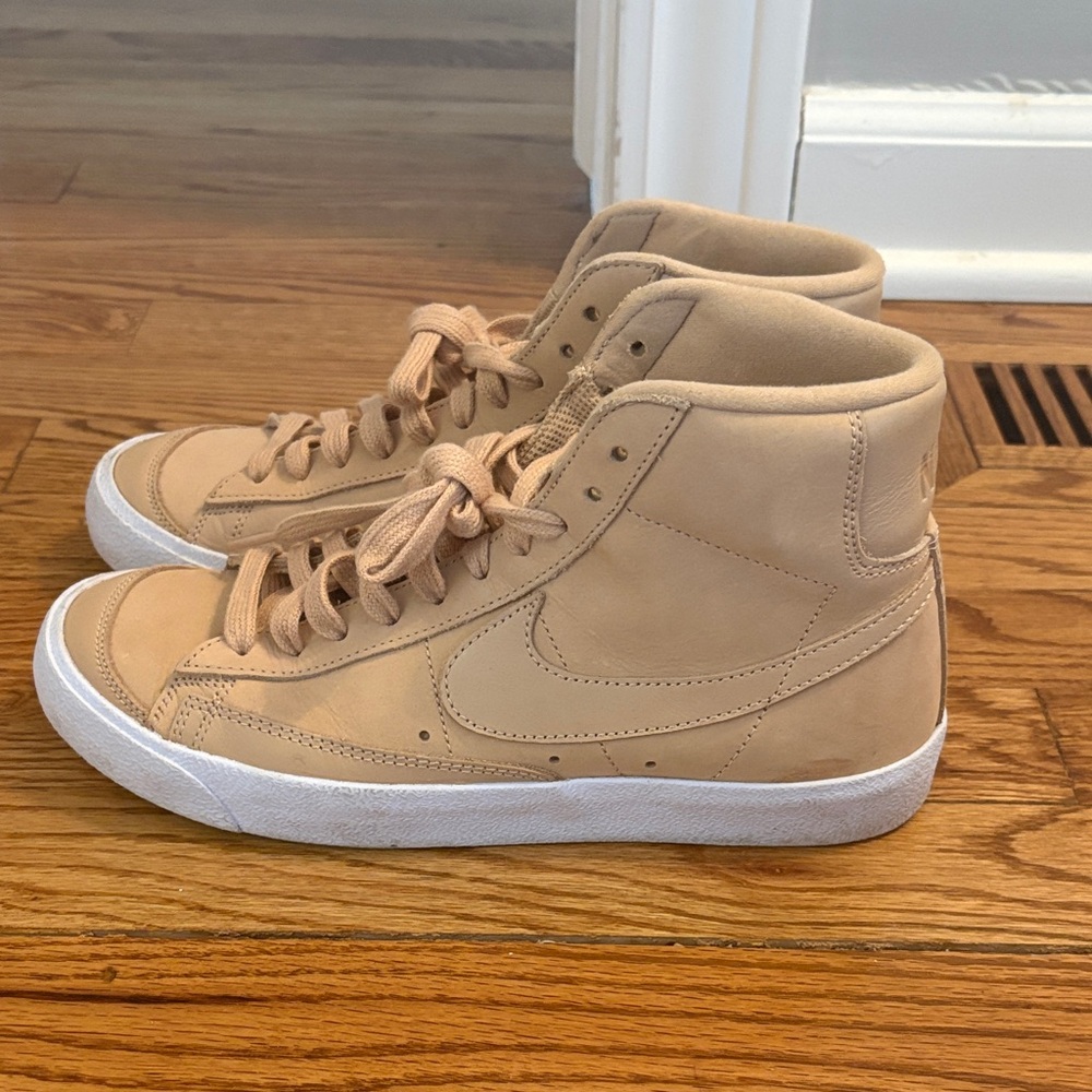 Nike Women’s Blazer Mid 77